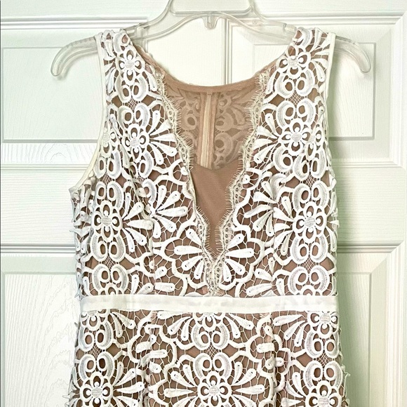 Adrianna Papell Dresses & Skirts - Adrianna Papell white/beige dress, size 6